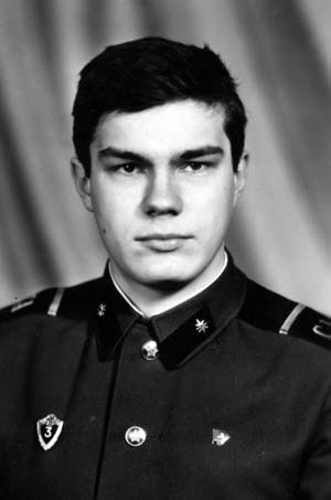 Сын  автора Игорь  Аксенов во  время срочной военной службы в  Курганской области после  окончания второго курса ЛИАПа. 1988  г.