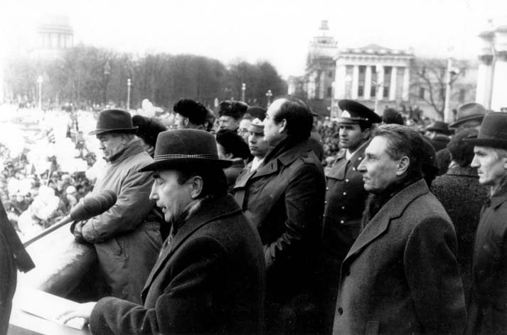 Праздничный митинг на  Дворцовой площади в Ленинграде 7 ноября  1990  г.