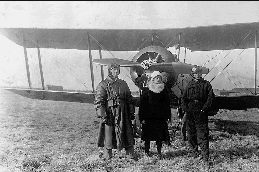 Анатолий Киселев (слева), его супруга Ирина и неизвестный летчик у самолета У-2
