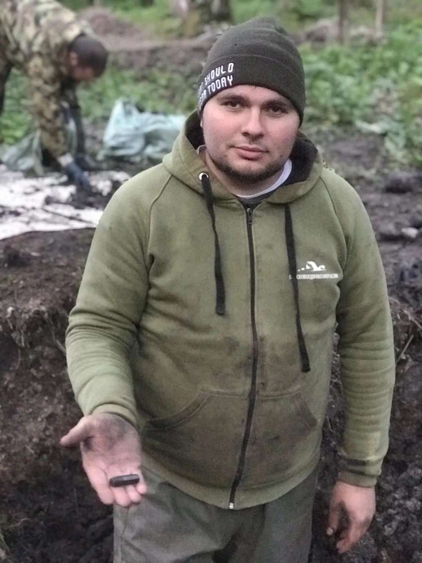 Руководитель поискового отряда «Искра» Андрей Клементьев показывает найденный на раскопках «смертный» медальон