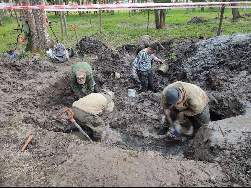Члены поискового отряда «Искра» на раскопках в парке «Сильвия»