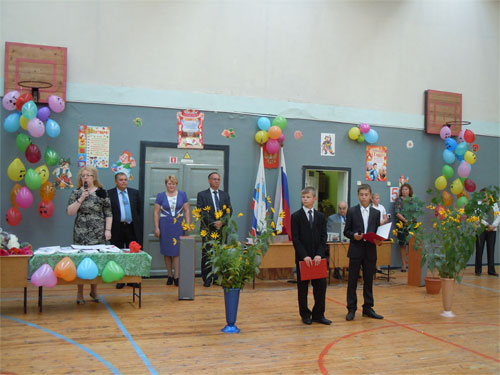 Школьная линейка, на втором плане слева направо: Т.А. Барабошкина, А.А. Величкевич, Н.Ю. Кербс и В.Д. Захаров
