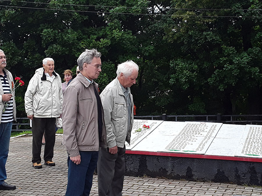 Возложение цветов на мемориале Партизанская Слава