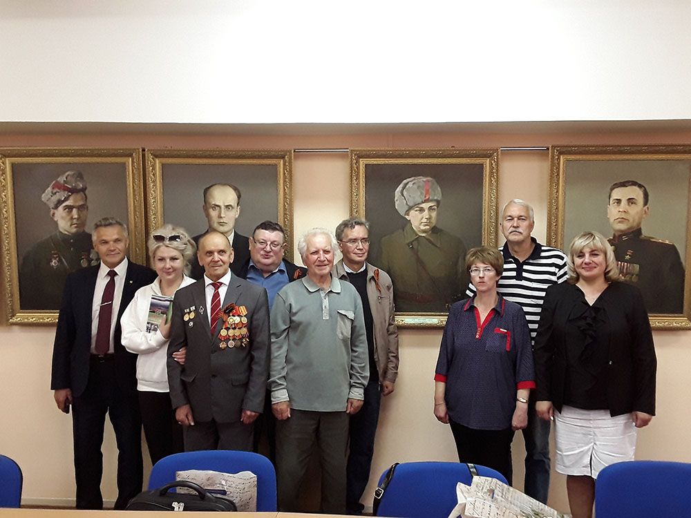 Члены делегации и Г.А. Афанасьев у портрета Лени Голикова