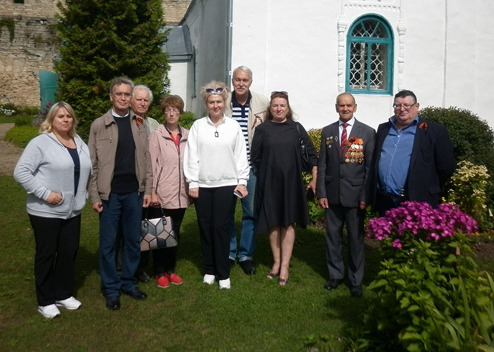 Члены делегации в Порховской крепости